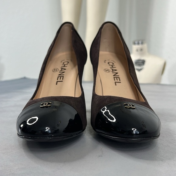 Chanel Block Heel in Kid Suede Patent Calfskin Cap Toe CC Logo Hardware Pumps - Picture 8 of 11